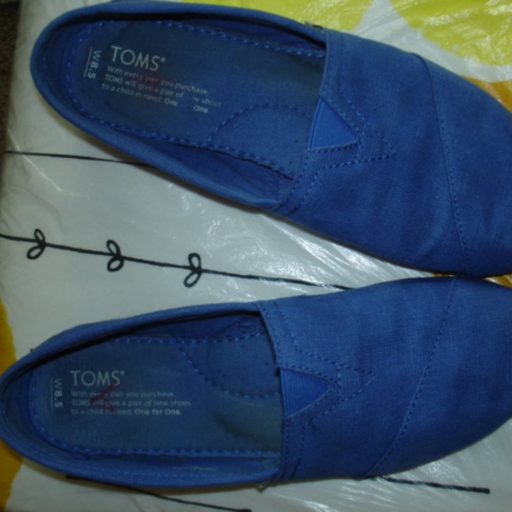 TOMS blue fabric slip ons/flats/loafers 8.5M